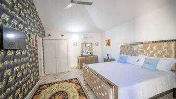 Tabla de planchar con plancha, wifi, ropa de cama