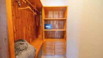 Desk, iron/ironing board, WiFi, bed sheets