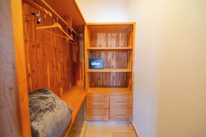 Escritorio, tabla de planchar con plancha, wifi y ropa de cama