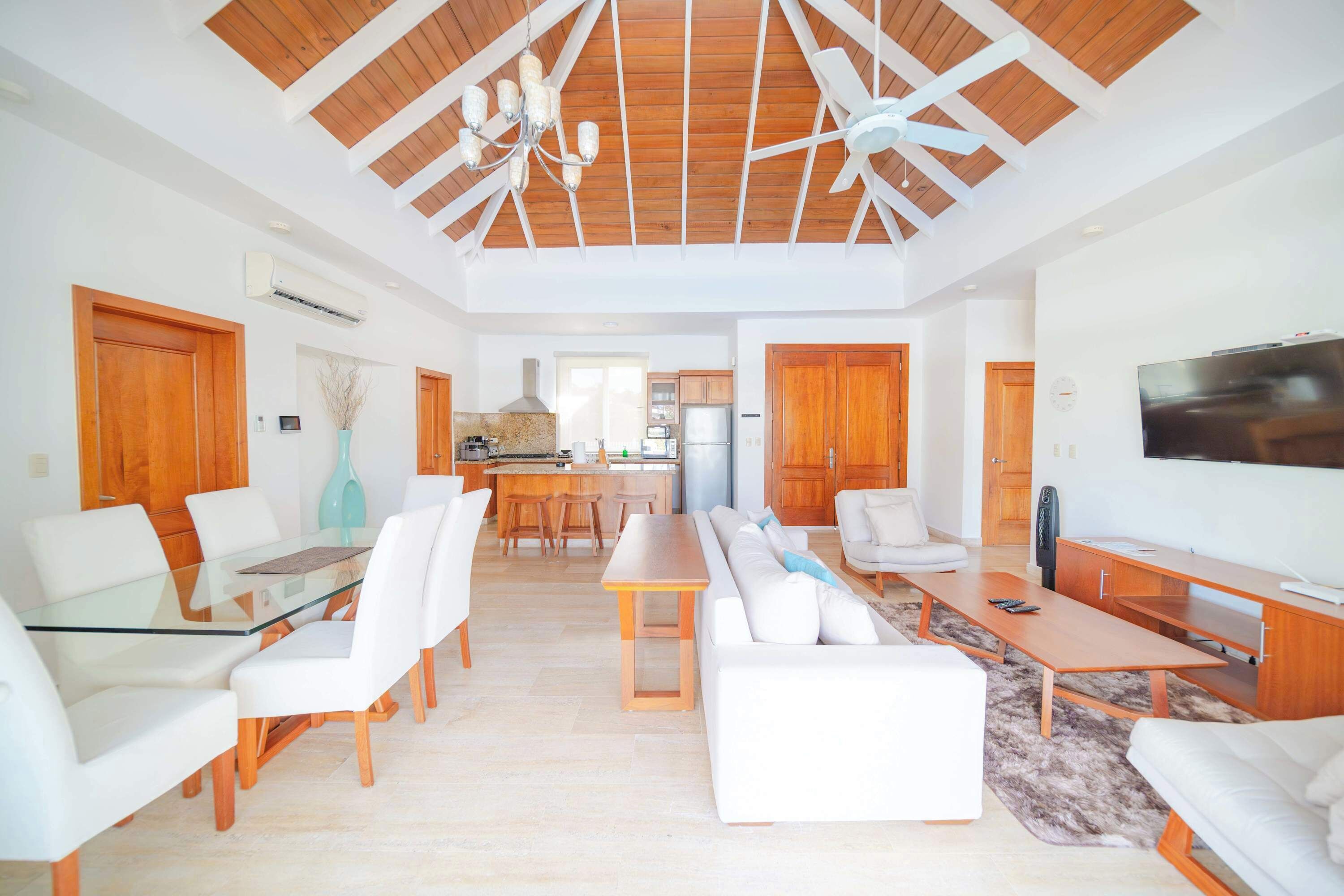 Una televisión, una oficina