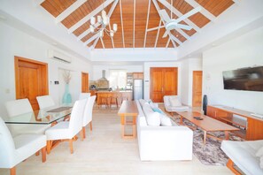 Una televisión, una oficina