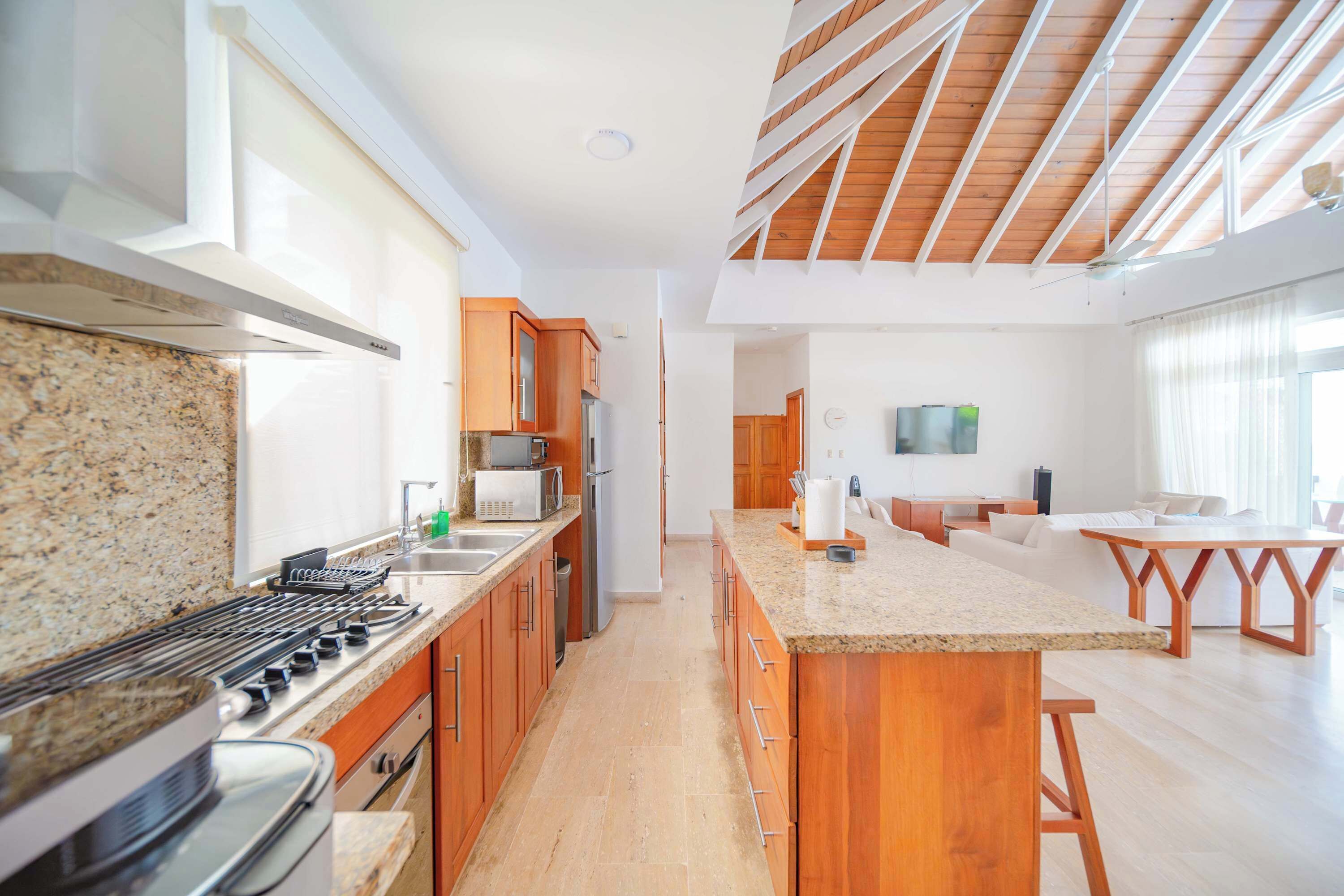 Een koelkast, een microgolfoven, een kookplaat