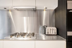 Eine moderne Küche mit Edelstahlgeräten, einem Wasserkocher und einem Toaster.