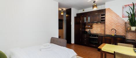 Iron/ironing board, WiFi, bed sheets