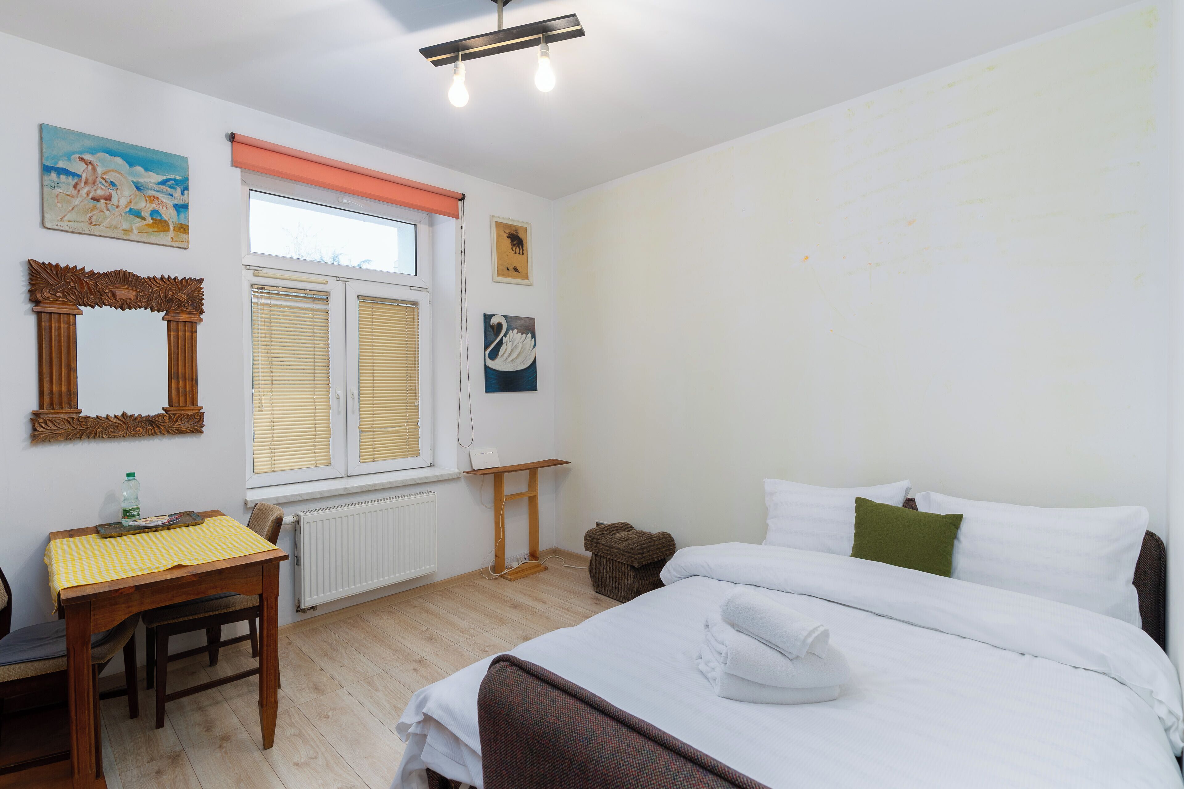 Een strijkplank/strijkijzer, wifi, beddengoed