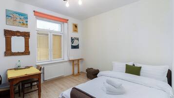 Een strijkplank/strijkijzer, wifi, beddengoed