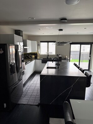 Private kitchen - Luxurious Smart Home - Family Friendly - 7 mi to MetLife Stadium & 4 mi to NYC (North Bergen)