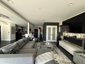 Smart TV - Luxurious Smart Home - Family Friendly - 7 mi to MetLife Stadium & 4 mi to NYC (North Bergen)