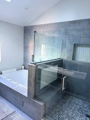 Tina de hidromasaje, bidet, toallas, jabón