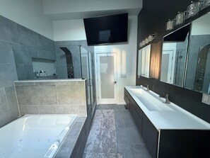 Jetted bath, bidet, towels, soap - Luxurious Smart Home - Family Friendly - 7 mi to MetLife Stadium & 4 mi to NYC (North Bergen)