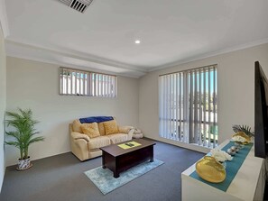 TV - Spacious 3-Bed Home in Peaceful Byford (Byford)