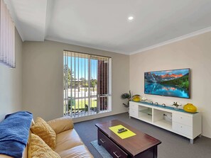 TV - Spacious 3-Bed Home in Peaceful Byford (Byford)