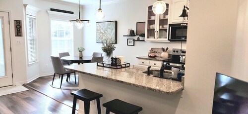 A Perfect Fairhope Find! Comfortable & Stylish 3 bed/2 bath home. 30+ day stays