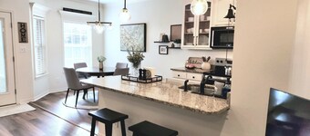 A Perfect Fairhope Find! Comfortable & Stylish 3 bed/2 bath home. 30+ day stays