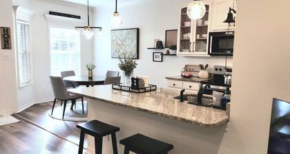 A Perfect Fairhope Find! Comfortable & Stylish 3 bed/2 bath home. 30+ day stays