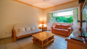 Ein Wohnzimmer mit Sofa, Couchtisch und einem Fernseher-Möbel