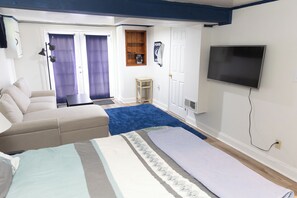3 bedrooms, iron/ironing board, WiFi, bed sheets - Close to Stadium, Hot Tub, Private Fishing!
3-bedroom house in State College (State College)