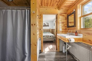 Desk, WiFi, bed sheets - Lakefront Upnorth Getaway Sleeps 57|Dock Your Boat (Emily)