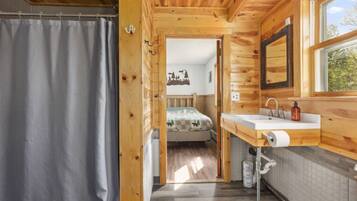 12 bedrooms, desk, WiFi, bed sheets
