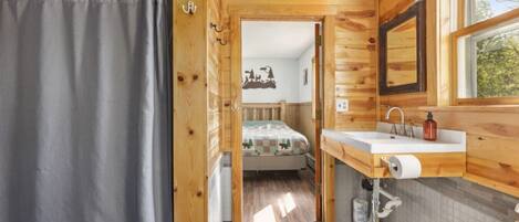 Skrivebord, wi-fi og sengetøy