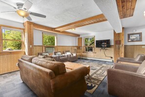 Living area - 12 Bedroom Lodge | Dock Your Boat |Game Room & Bar (Emily)