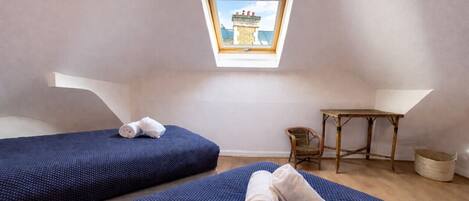 Travel cot, WiFi, bed sheets