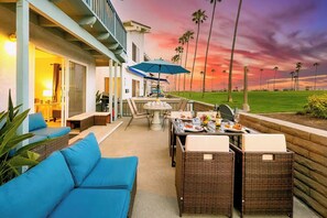 Outdoor dining - Oceanfront Triplex with Breathtaking Views (Newport Beach)
