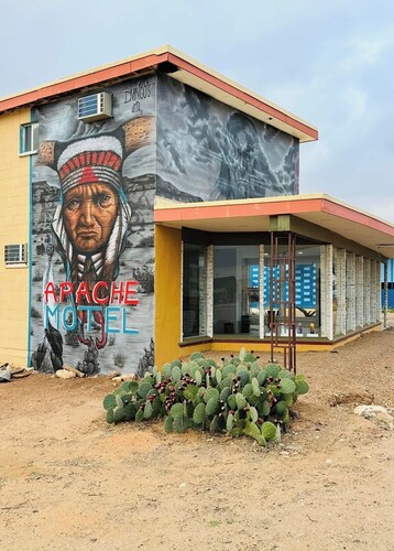 New  pet friendly 1 bedroom with kitchenette at the Iconic Apache Motel!!