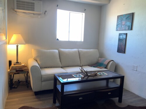 New  pet friendly 1 bedroom with kitchenette at the Iconic Apache Motel!!