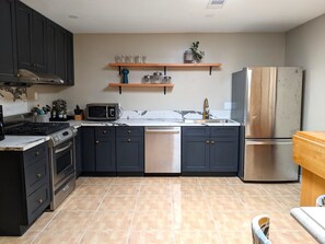 Réfrigérateur, four à micro-ondes, un four, surface de cuisson