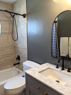 Séchoir à cheveux, serviettes fournies, savon, shampooing