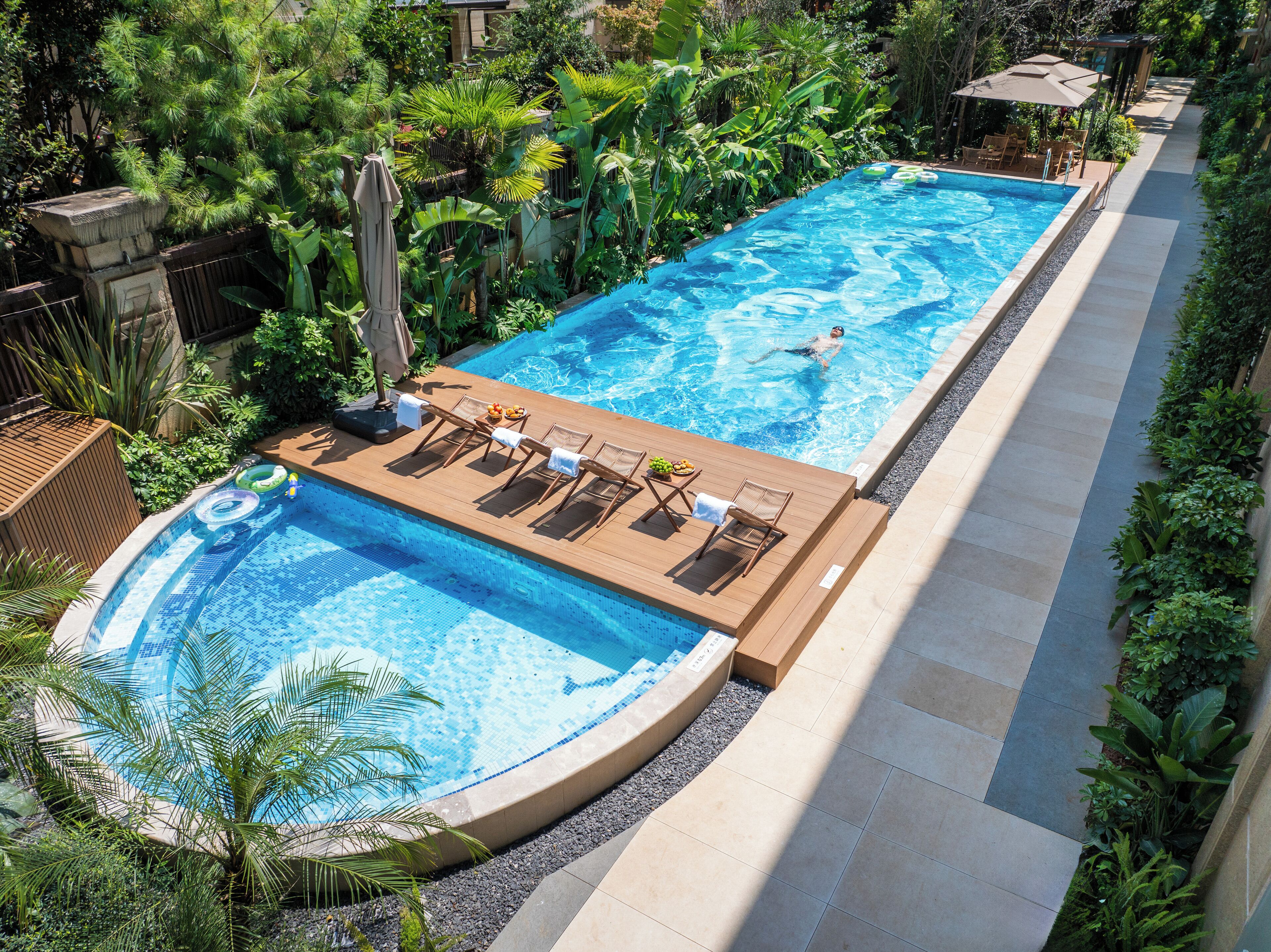 Una piscina al aire libre de temporada, sombrillas