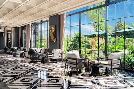 Lobby sitting area. Kunming Hulanjian healing Resort Hotel
