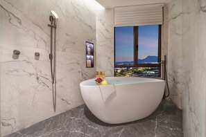 Luxury-Suite, Blick auf den Innenhof | Badezimmer