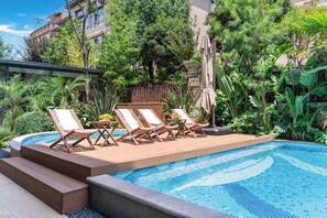 Seasonal outdoor pool, open 10:00 AM to 6:00 PM, pool umbrellas - Kunming Hulanjian healing Resort Hotel (Kunming)