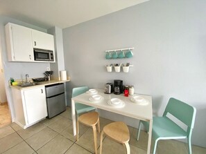 Refrigerador, microondas, parrilla de estufa y cafetera y tetera 