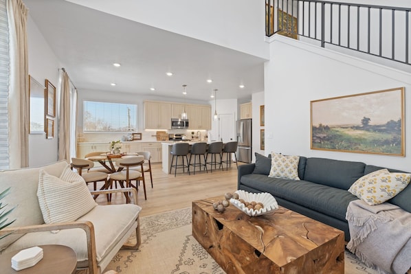Smart TV, fireplace - Ski Basecamp • Cozy Modern • Minutes to Everything (Midvale)