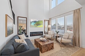 Smart TV, fireplace - Ski Basecamp • Cozy Modern • Minutes to Everything (Midvale)