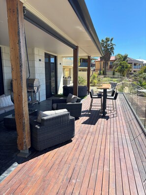 Outdoor dining - Tranquility By The Beach Wallaroo Water Front Property (Wallaroo)