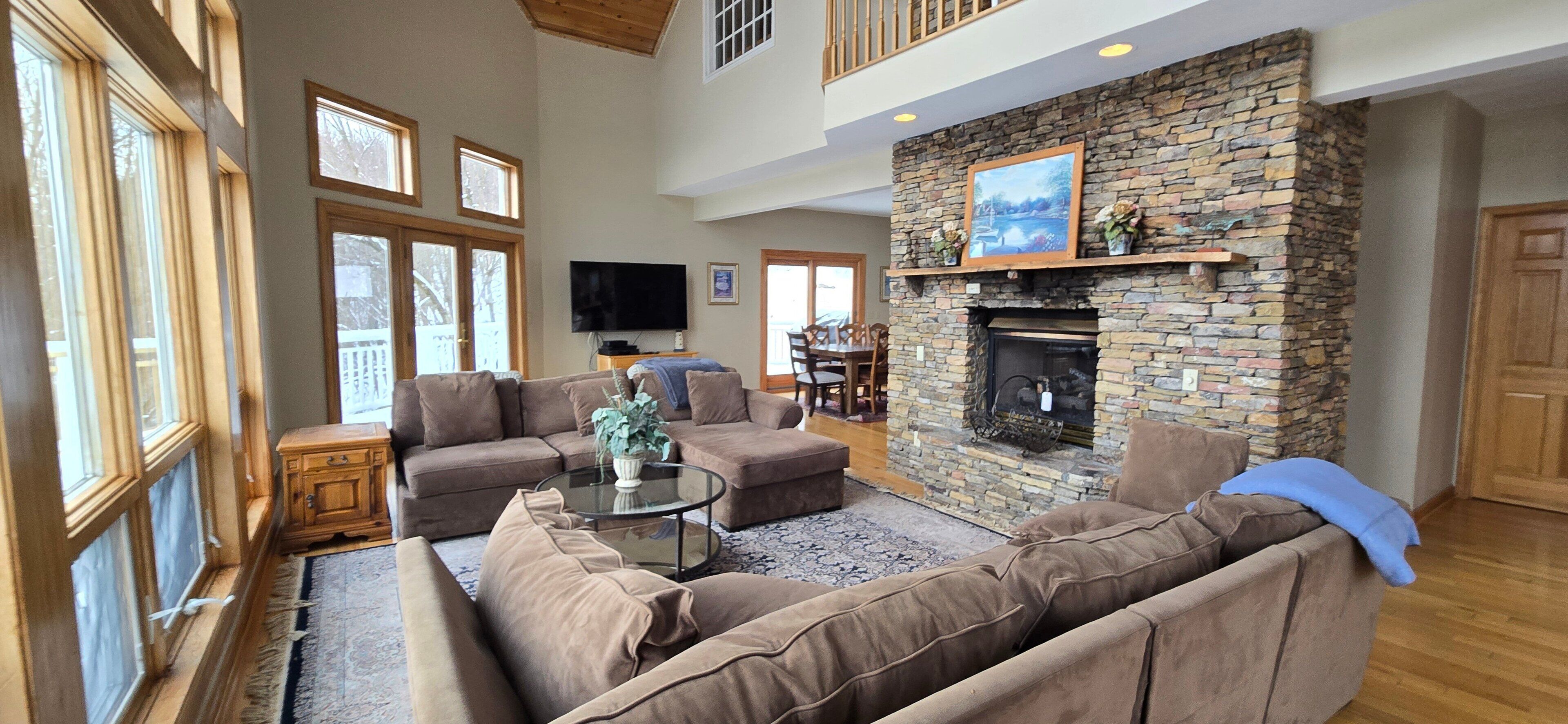 TV, lareira, pebolim, mesa de pingue-pongue