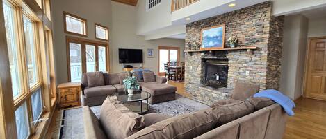 TV, lareira, pebolim, mesa de pingue-pongue