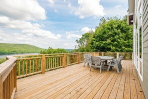 Outdoor dining - 4BR/4BA Endless Views in Oakland | Lake View, Hot Tub (Oakland)