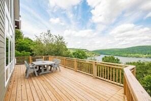 Outdoor dining - 4BR/4BA Endless Views in Oakland | Lake View, Hot Tub (Oakland)