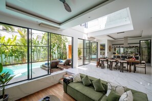 Deluxe-villa - 3 soveværelser - udsigt til pool | Stue | 55-tommers tv med kabelkanaler