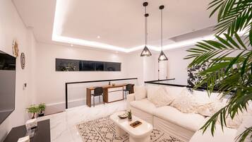 Vila luxo, 3 quartos, vista para a piscina | Sala de estar | TV 55 polegadas com canais a cabo