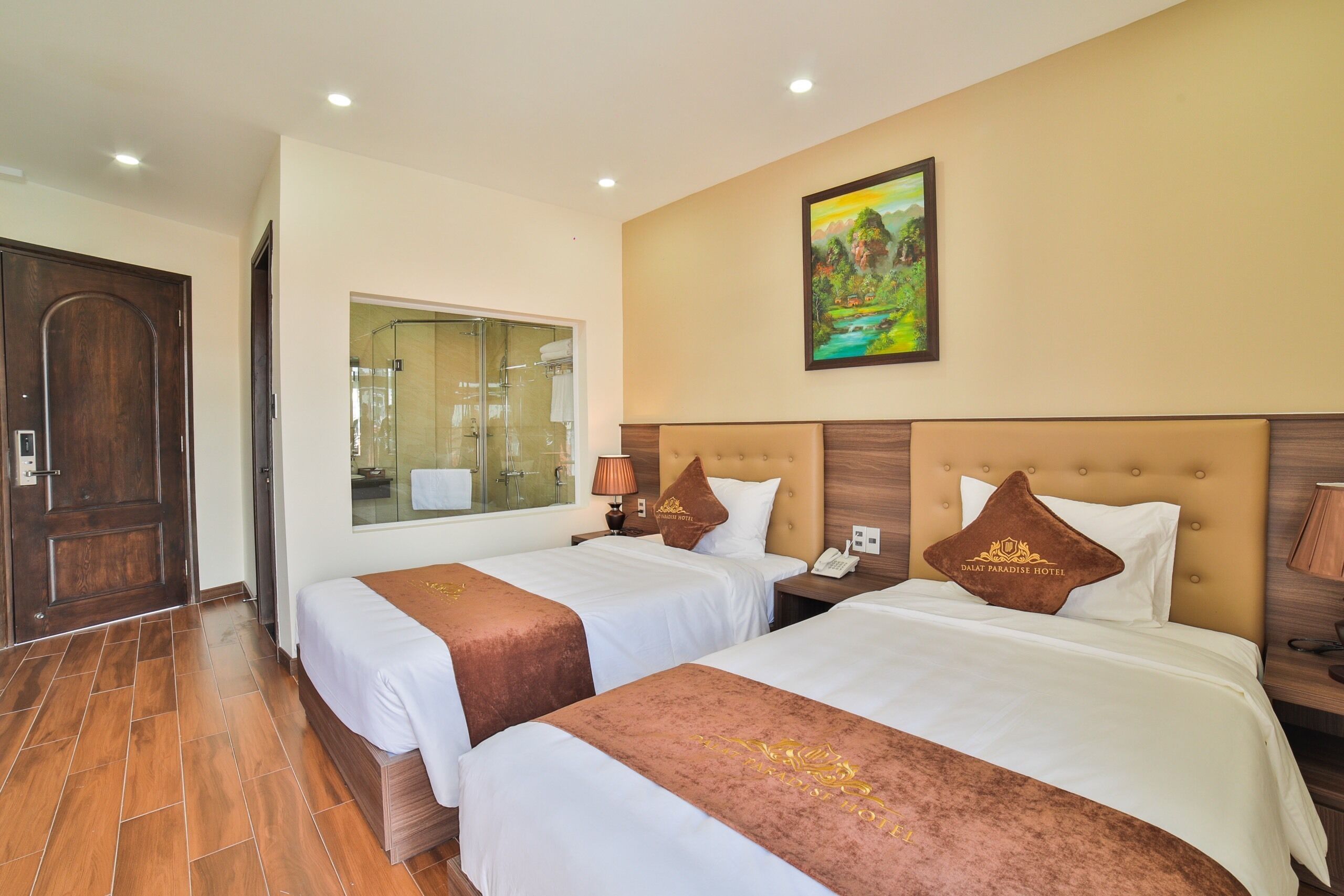 Habitació doble o amb dos llits individuals Deluxe, balcó, vistes a la ciutat | Caixa forta a l'habitació, cortines opaques i wifi gratuïta 