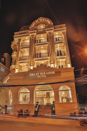 Front of property - Dalat Paradise Hotel (Da Lat)