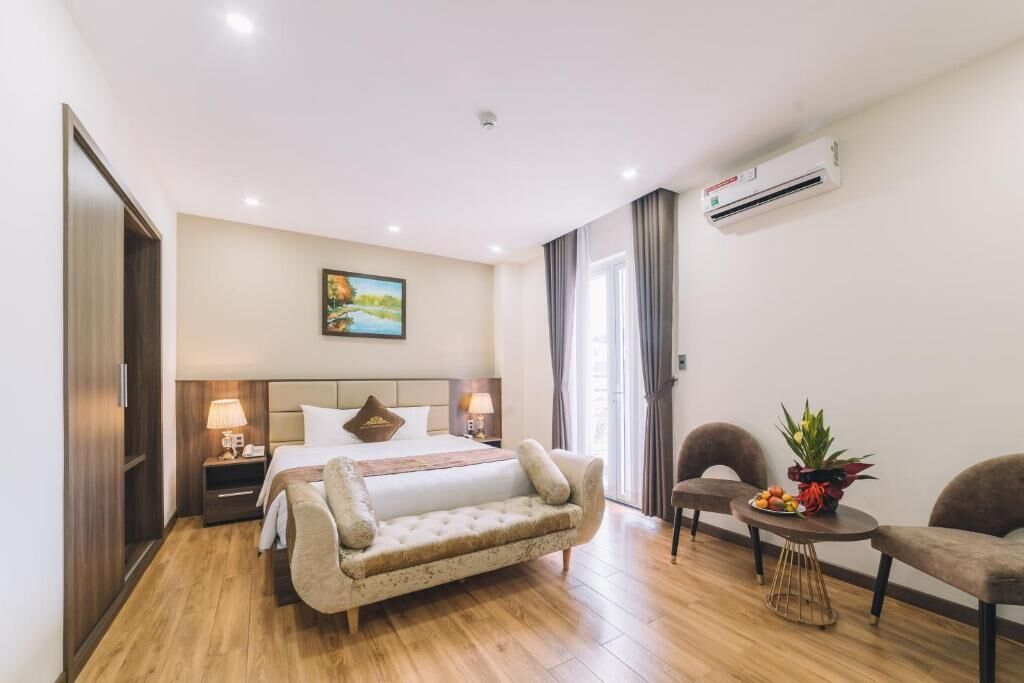 Habitació doble Premier, balcó, vistes a la ciutat | Caixa forta a l'habitació, cortines opaques i wifi gratuïta 