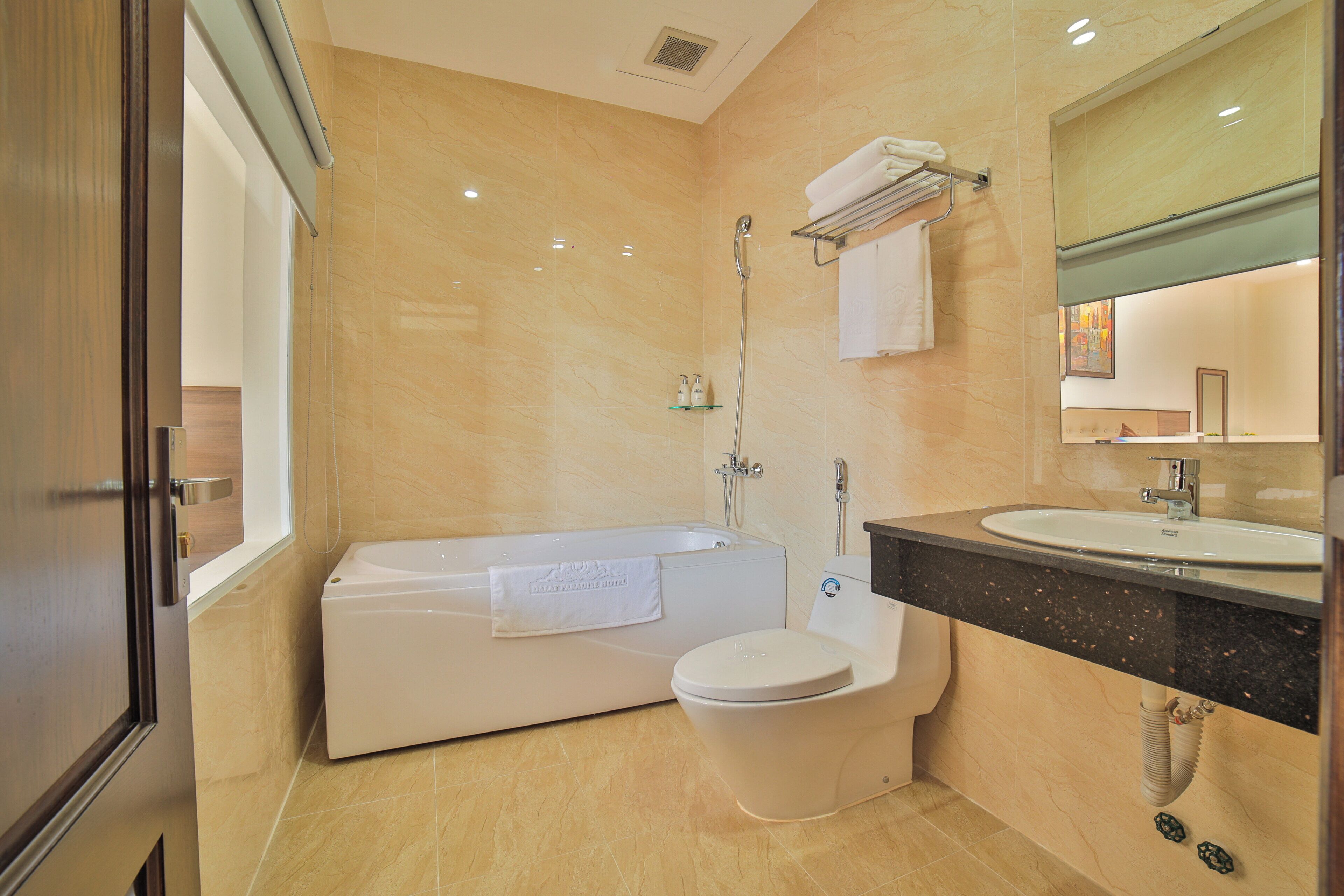 Un baño moderno con bañera, inodoro y lavamanos.