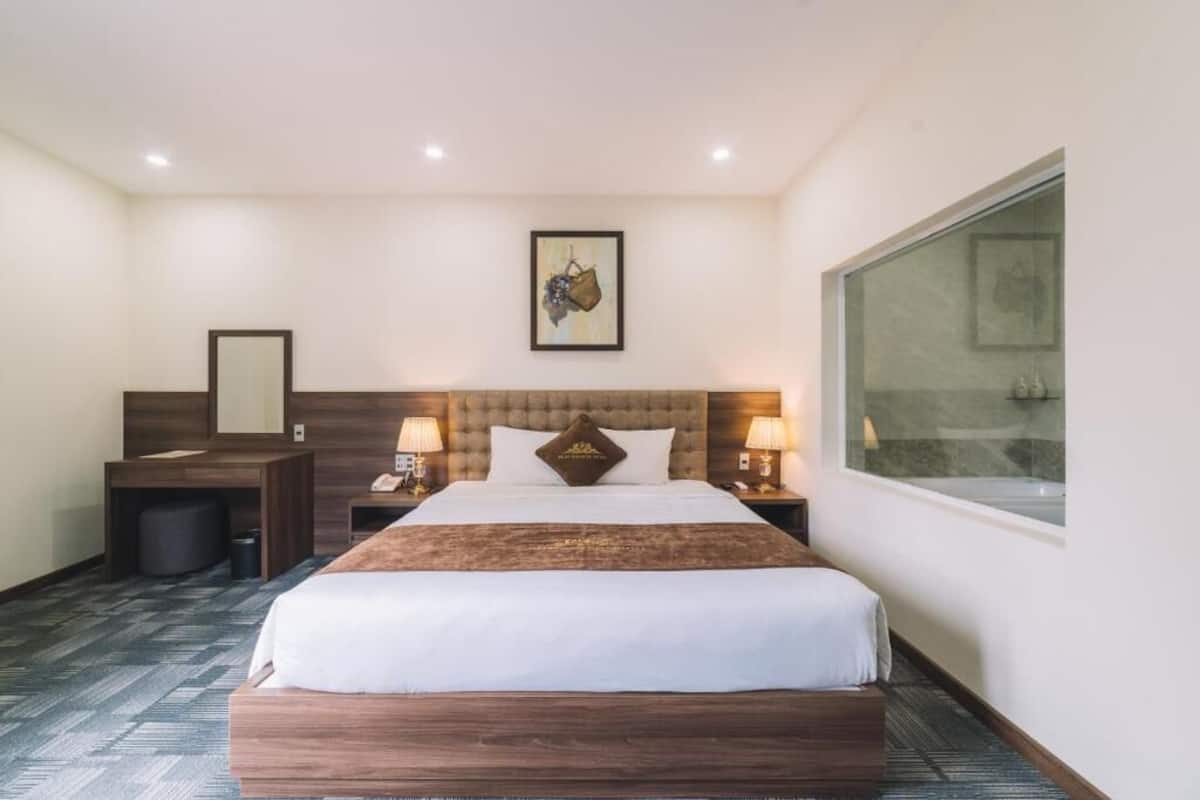 Suite, balcó, vistes a la ciutat | Caixa forta a l'habitació, cortines opaques i wifi gratuïta